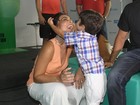 Juliana Paes recebe carinho do filho em evento no Rio