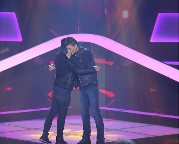 Danilo e Rafael se abraçam emocionados para comemorar a bela apresentação (Foto: Isabella Pinheiro/TV Globo)