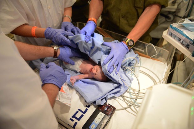 Bebê nasceu nesta quarta-feira (29) em hospital de campanha montado por israelenses no Nepal após o forte terremoto que atingiu o país (Foto: Gadi Yampel / IDF) Bebê nasceu nesta quarta-feira (29) em hospital de campanha montado por israelenses no Nepal após o forte terremoto que atingiu o país (Foto: Gadi Yampel / IDF)