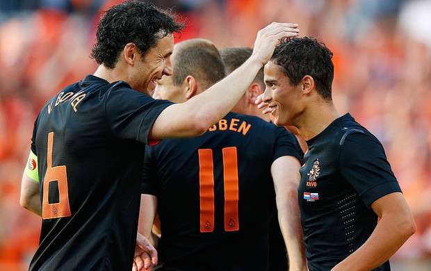 Afellay, Van Bommel e Robben, Holanda x Eslováquia  (Foto: EFE)
