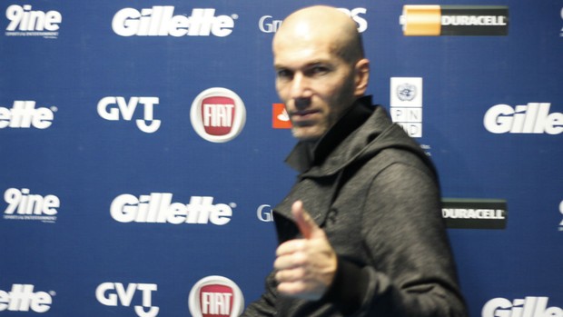 Zidane no jogo contra a pobreza na arena (Foto: Diego Guichard/GLOBOESPORTE.COM)