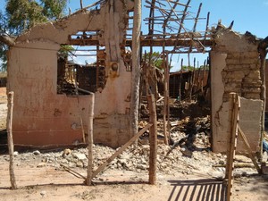 Casa ficou destruída durante incêndio na zona rural de União (Foto: Arquivo Pessoal/Ossian Melo)