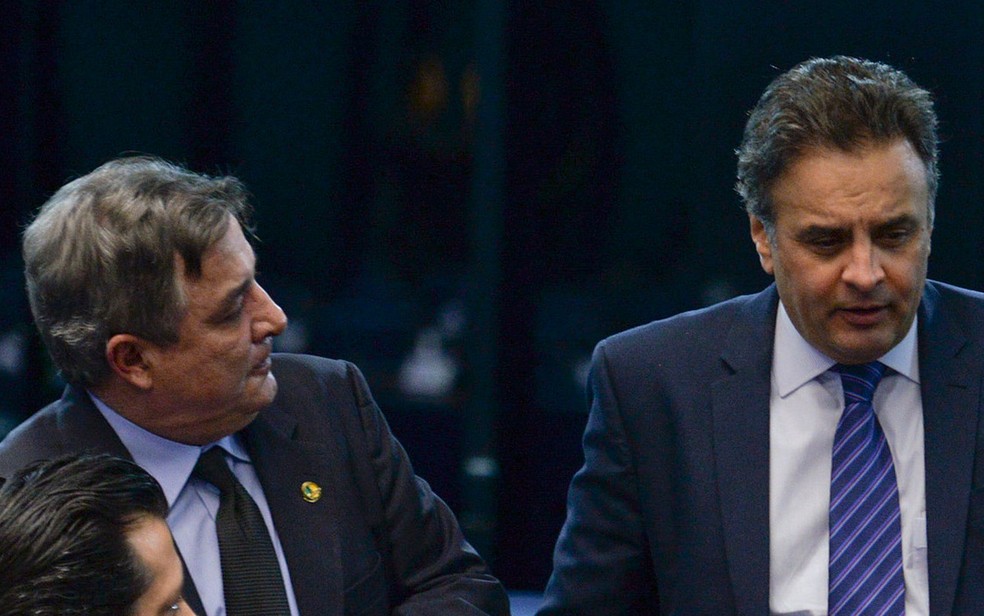Os senadores Zeze Perrella (esq.) e Aécio Neves no plenário do Senado (Foto: Agência Senado)
