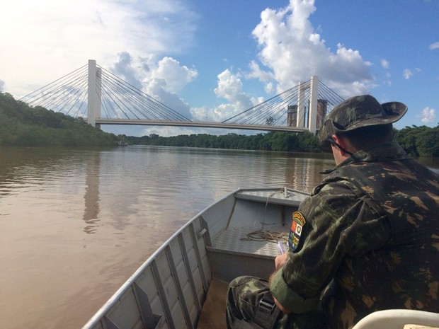 Fiscais do meio ambiente trafegam pelo Rio Cuiabá durante fiscalização  (Foto: Diego Hurtado/ TVCA)
