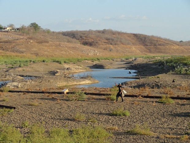 Açude Jerimum, principal fonte de abastecimento de Irauçuba, secou há quatro meses. As últimas poças d'água são inadequadas para o consumo humana, mas serve para o rebanho (Foto: André Teixeira/G1)