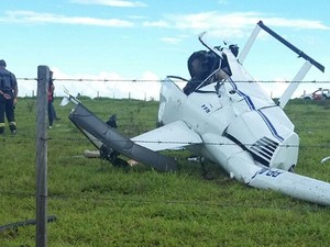 Helicóptero caiu em região rural perto do rio Tietê (Foto: Arquivo Pessoal) Helicóptero caiu em região rural perto do rio Tietê (Foto: Arquivo Pessoal)