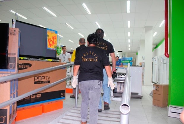 Corpo de Adriano Barbosa foi levado pelos peritos do Itep para a sede do órgão, em Mossoró (Foto: Marcelino Neto/G1)