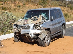 Duas pessas morrem e duas ficaram feridas no acidente (Foto: Valdivan Veloso/G1) Duas pessas morrem e duas ficaram feridas no acidente (Foto: Valdivan Veloso/G1)