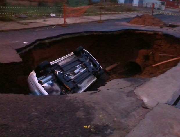 G Carro Engolido Por Buraco Gigantesco Em Rua De Rio Preto