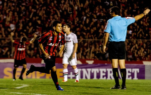 Éderson jogo Atlético-PR contra Fluminense (Foto: Léo Martins / Agência Estado)