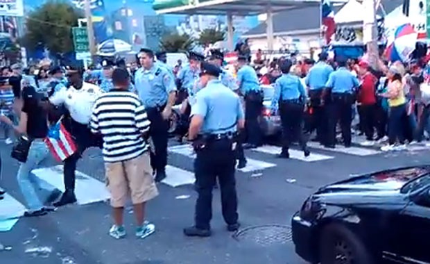 Policial acerta mulher com soco na Filadéfia (à esquerda na imagem) (Foto: Reprodução)