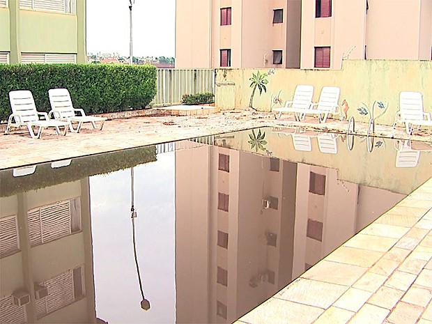 Água da piscina ficou suja após chuva invadir condomínio em Ribeirão Preto, SP (Foto: Paulo Souza/EPTV)