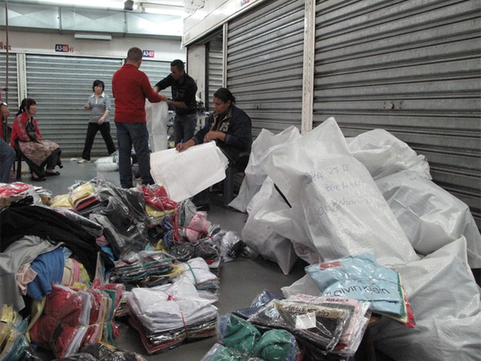 Agentes fiscalizaram shopping no Centro de São Paulo (Foto: Guty e Marcelo Ulisses / SMSU)