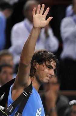 O espanhol Rafael Nadal se despediu da temporada na derrota para o russo Nikolay Davydenko, no Masters Series de Paris, quando se contundiu - Reuters (Foto: Arquivo)