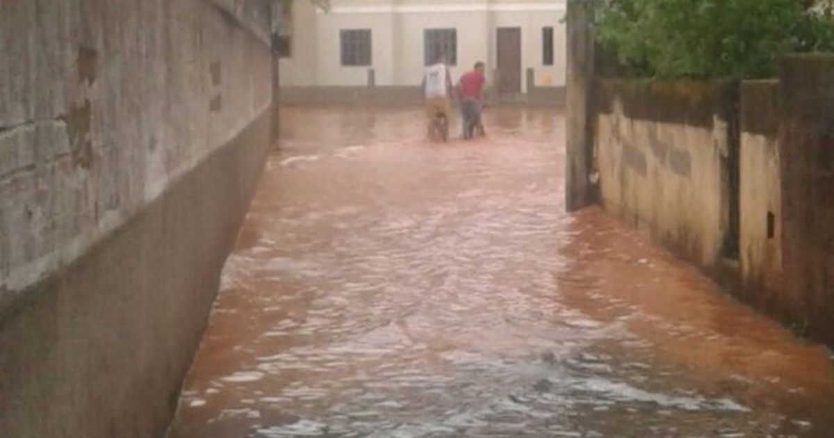 Chuva alaga ruas em Venda Nova, na região Serrana do ES - Globo.com