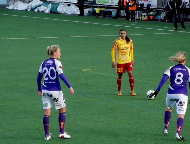 Marta em ação contra duas jogadoras do Jitex em partida do Tyresö pelo Campeonato Sueco (Foto: Rafael Maranhão / Globoesporte.com)