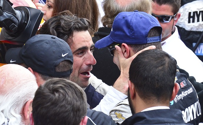 Dario Franchitti cumprimenta Tony Kanaan após vitória do brasileiro nas 500 Milhas de Indianapolis Indy 500 (Foto: IndyCar)