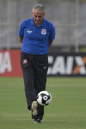 Perto de Balbuena, Corinthians ainda cogita contratar mais um zagueiro