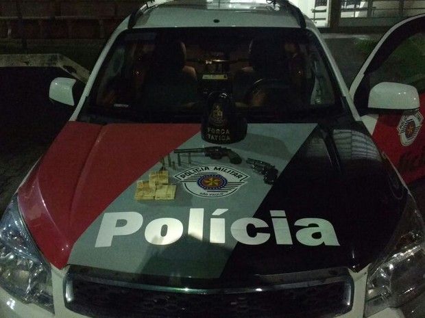 Dois homens foram presos e alor roubado foi recuperado (Foto: Divulgação/Polícia Militar)