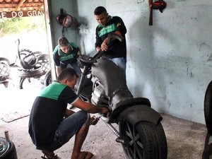 Cabeleireiro conta com a ajuda de dois amigos para realizar o trabalho com os pneus (Foto: Gustavo Almeida/G1)