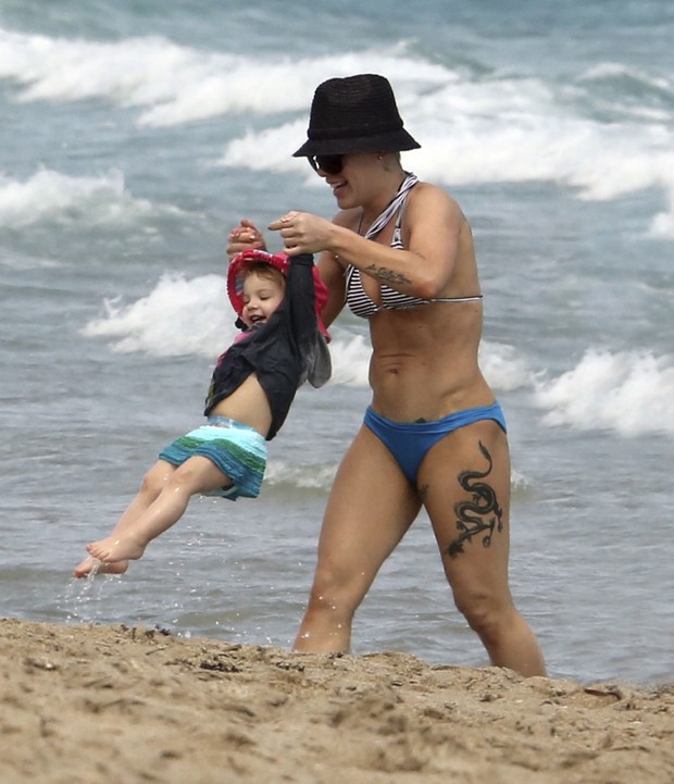 Pink com a filha, Willow, em praia em Miami, nos Estados Unidos (Foto: Grosby Group/ Agência)