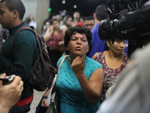 Mulher chora ao chegar e ver a estação Anhangabaú fechada na noite desta quinta-feira (Foto: Fabio Tito/G1)
