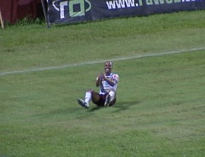 David Dener, da Desportiva Ferroviária, comemora 'estilo Kidiaba (Foto: Reprodução/TV Gazeta)