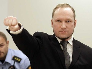 Anders Behring Breivik faz uma saudação característica na sala do Tribunal de Oslo. (Foto: Frank Augstein / AP Photo)