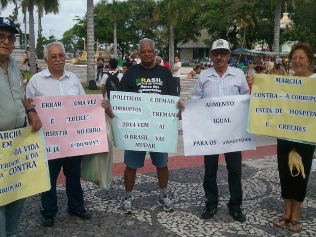 Idosos participam de manifestação em Aracaju (Foto: Marina Fontenele/G1)