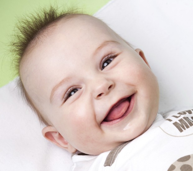 Por que bebês recém-nascidos sorriem enquanto dormem?