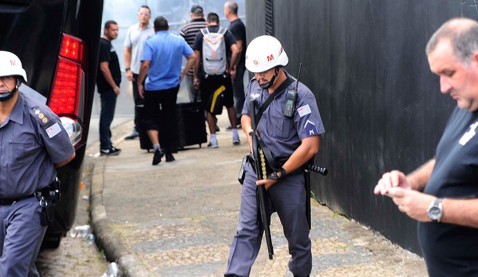 chegada time do Corinthians jogo Ponte Preta (Foto: Marcos Ribolli / Globoesporte.com)