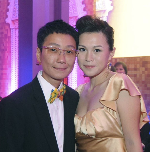 Gigi Chao com sua namorada, Sean Yeung, que também usa o nome de Sean Eav. (Foto: AP)