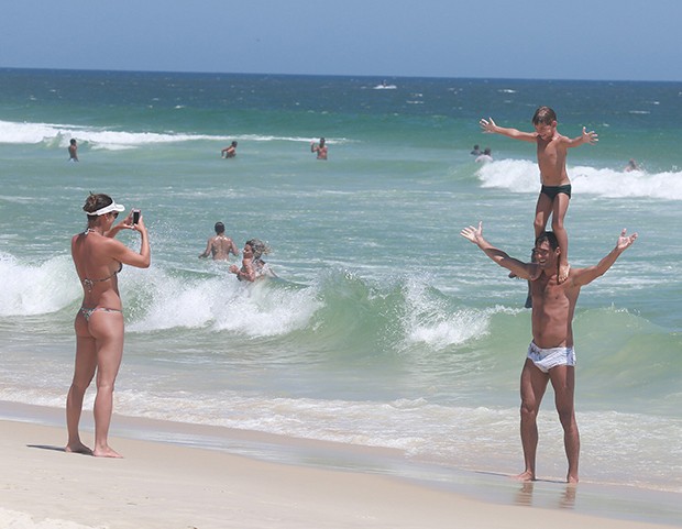 Giba com a mulher, Maria Luiza e o filho, Patrick se divertem na praia da Barra da Tijuca (Foto: Dilson Silva / AgNews) Giba com a mulher, Maria Luiza e o filho, Patrick se divertem na praia da Barra da Tijuca (Foto: Dilson Silva / AgNews)