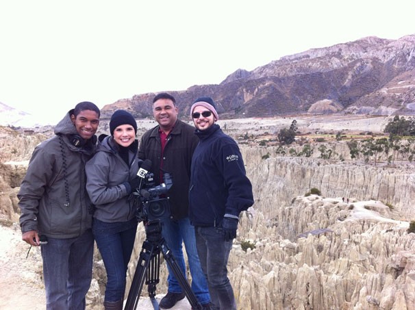 A repórter Lizandra Trindade e equipe gravam para o Globo Universidade no Vale da Lua, em La Paz (Foto: Divulgação)