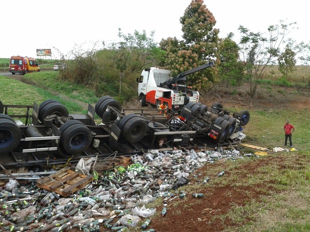 G1 Carreta fica totalmente destruída após acidente em vicinal de