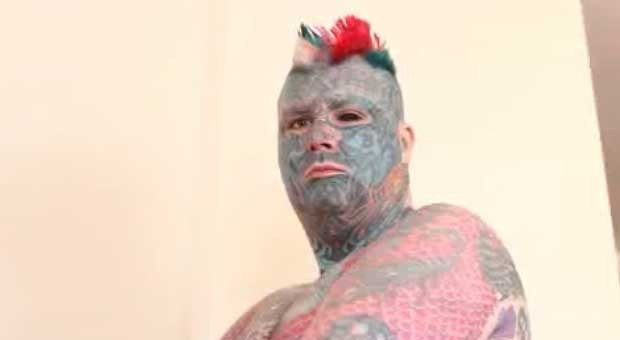 Homem já passou mais de 300 horas na cadeira do tatuador para "ilustrar" seu corpo (Foto: Reprodução/YouTube/mailnewstube24x7)