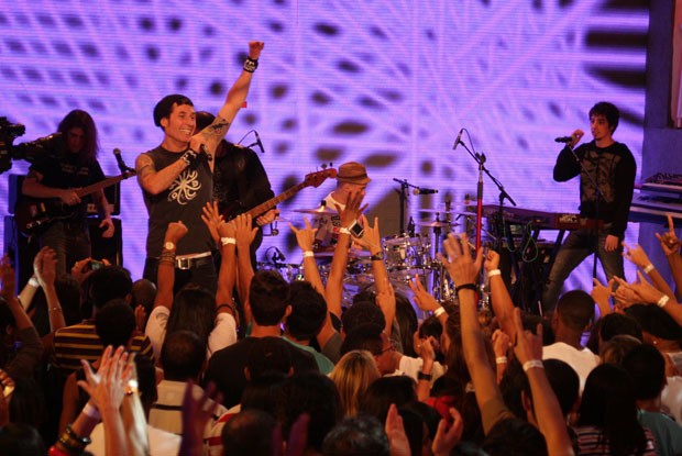 A banda Capital Inicial faz a galera dançar ao som do rock (Foto: TV Xuxa/TV Globo)