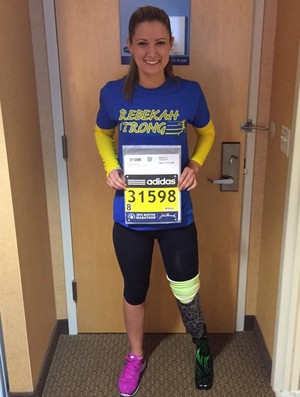 Rebekah Gregory corre na Maratona de Boston após ter a perna aputada em atentado que deixou mais de 260 feridos e 3 mortos (Foto: Reprodução/Facebook)