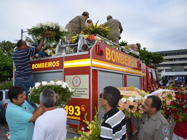 Corpo de Ozimar Oliveira participou de cortejo em carro do Corpo de Bombeiros antes de ser sepultado (Foto: Walter Paparazzo/G1)