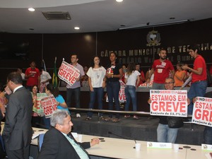 Categorias protestam contra reajuste proposto pela Prefeitura (Foto: Gustavo Almeida/G1)
