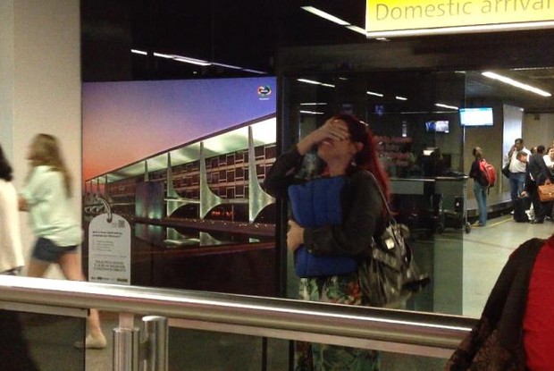 Patricia Rezende se emociona ao ver a recepção preparada no aeroporto de Brasília (Foto: Reprodução/Arquivo Pessoal)