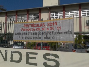Faixa em frente a escola de Florianópolis informava dias de matrícula (Foto: Graziane Ubiali/RBS TV)
