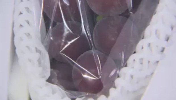 Cacho de uvas foi vendido por quase R$ 37 mil no Japão (Foto: Reprodução/Facebook/WRAL TV)