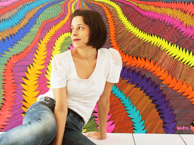 Artista plástica Marta Emília diante de um dos seus painéis coloridos (Foto: Arquivo Pessoal)