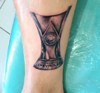 Róger Guedes tatua taça do Brasileiro na perna direita: 'Jamais esquecerei'