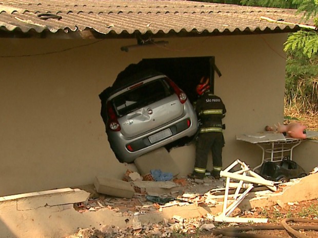 Carro invadiu casa após motorista perder o controle da direção em Ribeirão Preto (Foto: Reprodução/EPTV)