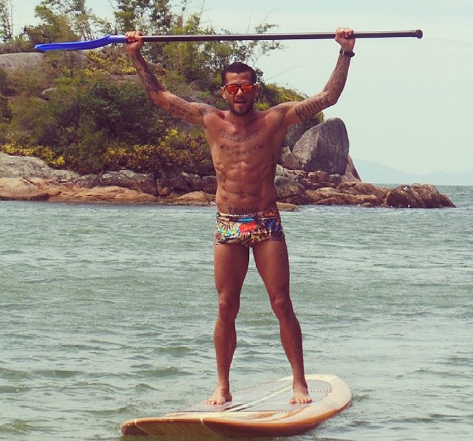 Daniel Alves Stand Up Paddle (Foto: Reprodução/Instagram)