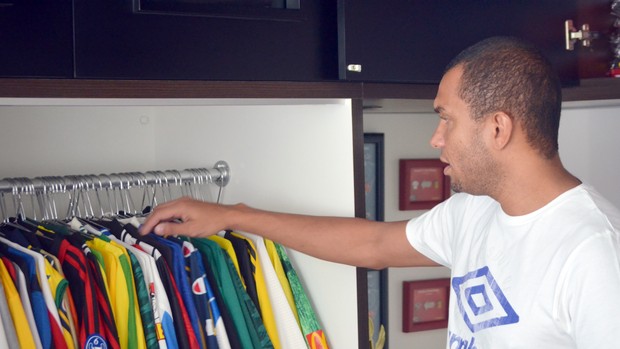 Amoroso tem coleção de mais de 500 camisas de futebol (Foto: Heitor Esmeriz/Globoesporte.com)