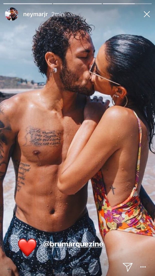 Neymar dando um beijão em Bruna Marquezine (Foto: Reprodução/Instagram)