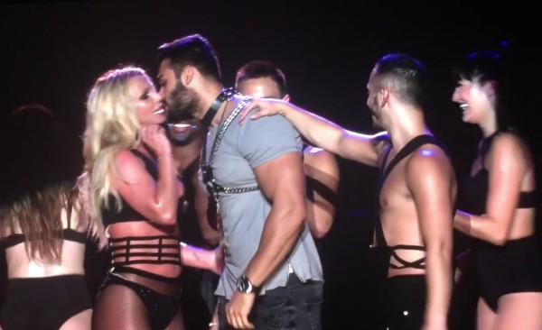 A cantora Britney Spears beija o namorado em show em Taiwan (Foto: Reprodução)